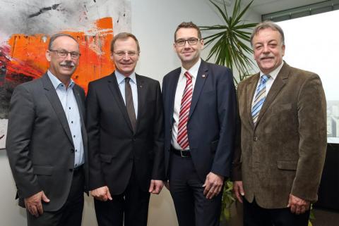 v.li.n.re.: Bürgermeister Gerald Hackl, LH-Stv. Thomas Stelzer, NR Ing. Markus Vogl, Dr. Gerald Reisinger. (Quelle: Land OÖ/Schauer)