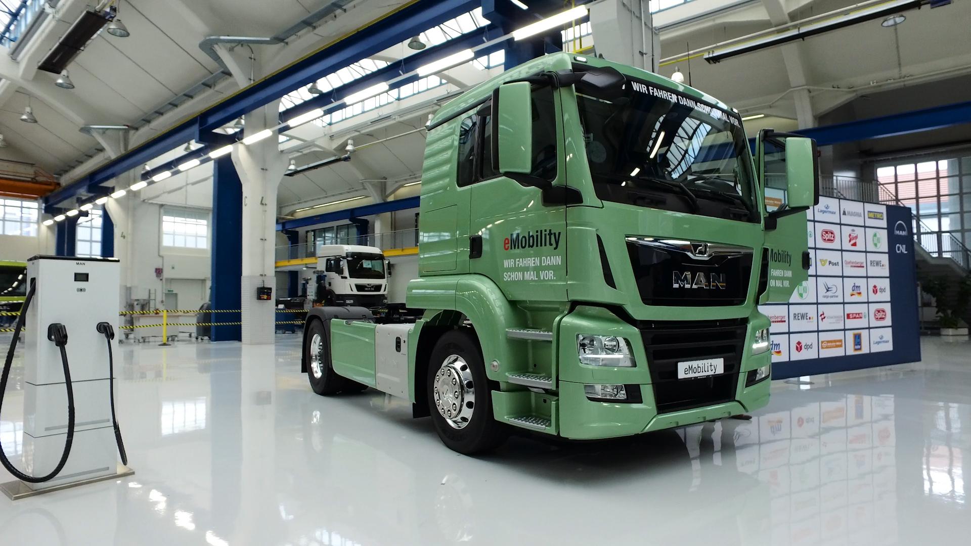 Bundeskanzler Kern testet e-Truck von MAN